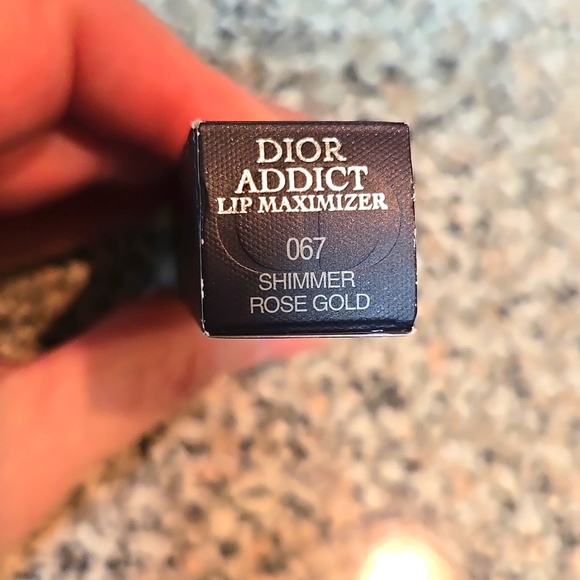 Dior Addict Lip Maximizer Shade is Shimmer Rose Gold 067. - Picture 5 of 6